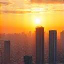 東京のモダンなオフィスビル群と昇る朝日