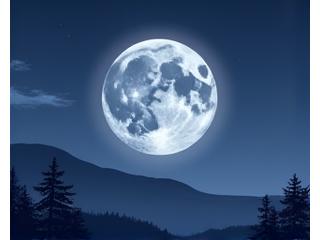 満月が夜空に輝く中、静かに流れる雲と自然な風景。瞑想的な雰囲気。